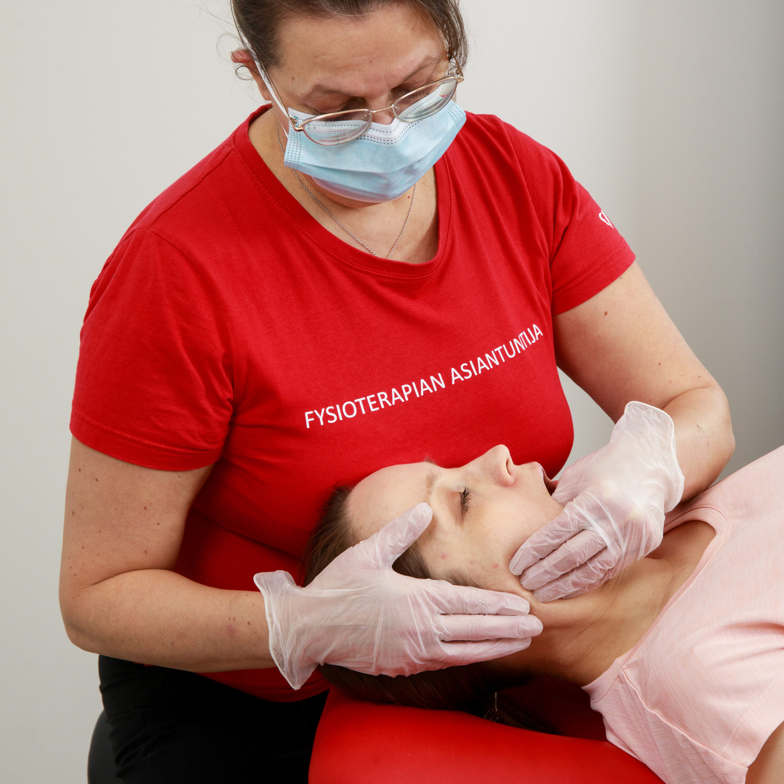 Sirpa tutkii purentaelimistöä, purentaelinten fysioterapia, osfysio.fi